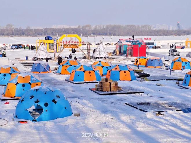 松花江冰雪嘉年华解锁冬日新玩法冰球突破平台暖帐冰钓煮火锅|(图2) 松花江冰雪嘉年华解锁冬日新玩法冰球突破平台暖帐冰钓煮火锅|(图2)