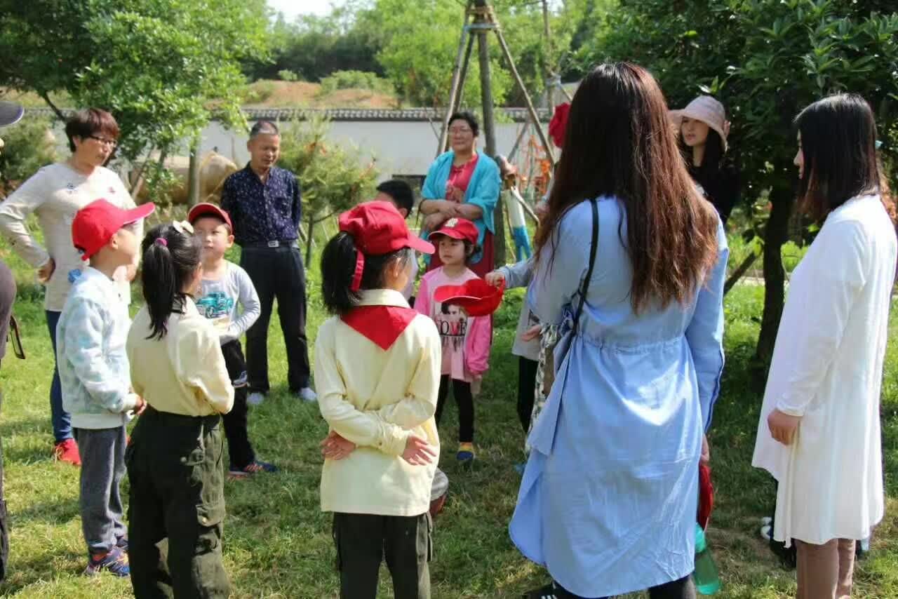 中的亲子游学中得到全面提升冰球突破少儿财商可在玩学(图2)